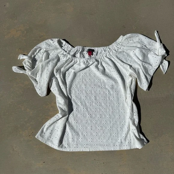 Vince Camuto Women's Blouse White Eyelet Detail W/ Scoop Neck And Tie Sleeves Lg - Picture 3 of 6